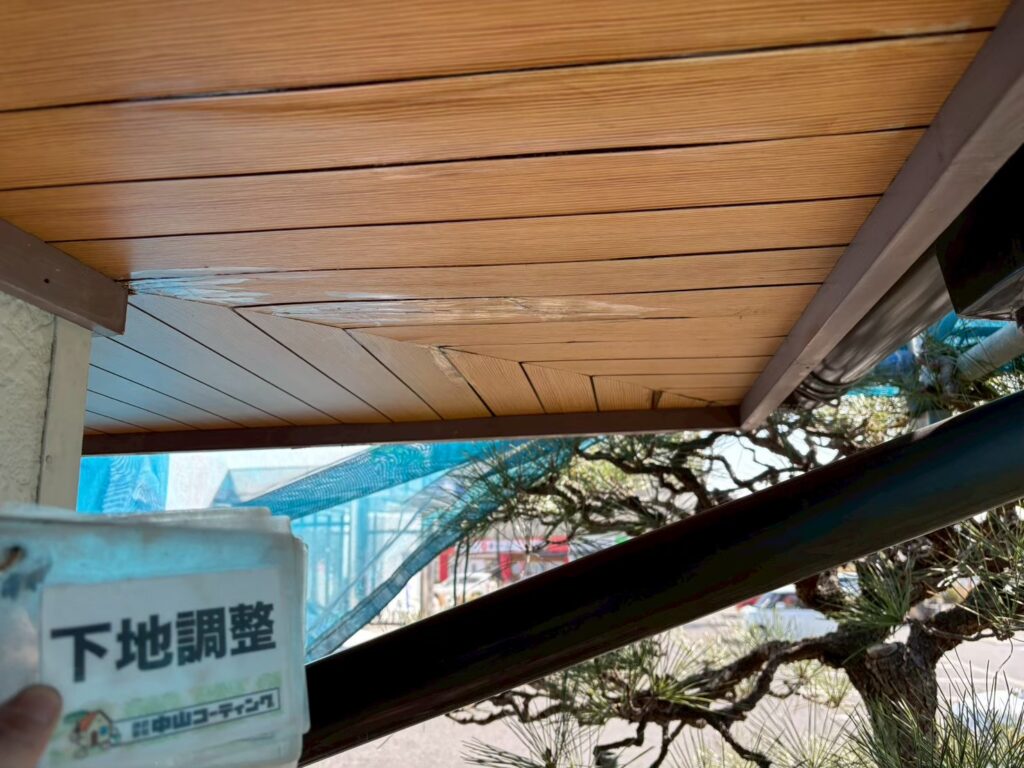 浮いていた軒天の下地調整を行いました