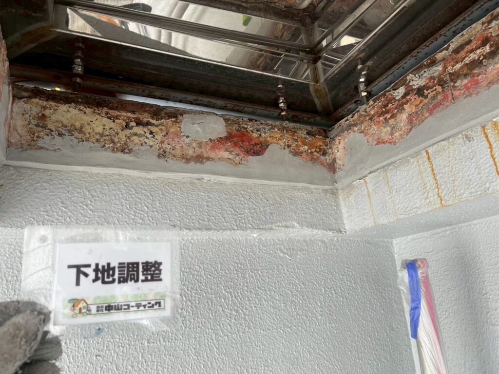 欠損箇所を補修し、下地を整えました