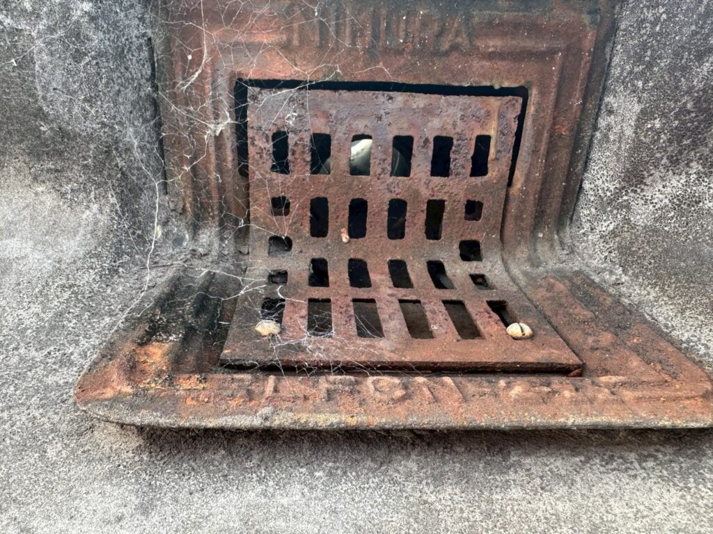 排水溝周りには汚れの蓄積と錆が発生していました