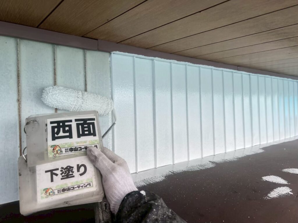 外壁の下塗りを行っている様子です。西面だけでなく、東・南・北面も同様に丁寧に施工しています