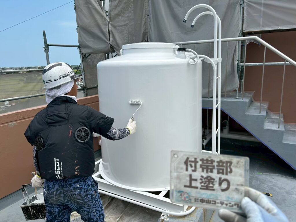 屋上のタンクの上塗りです