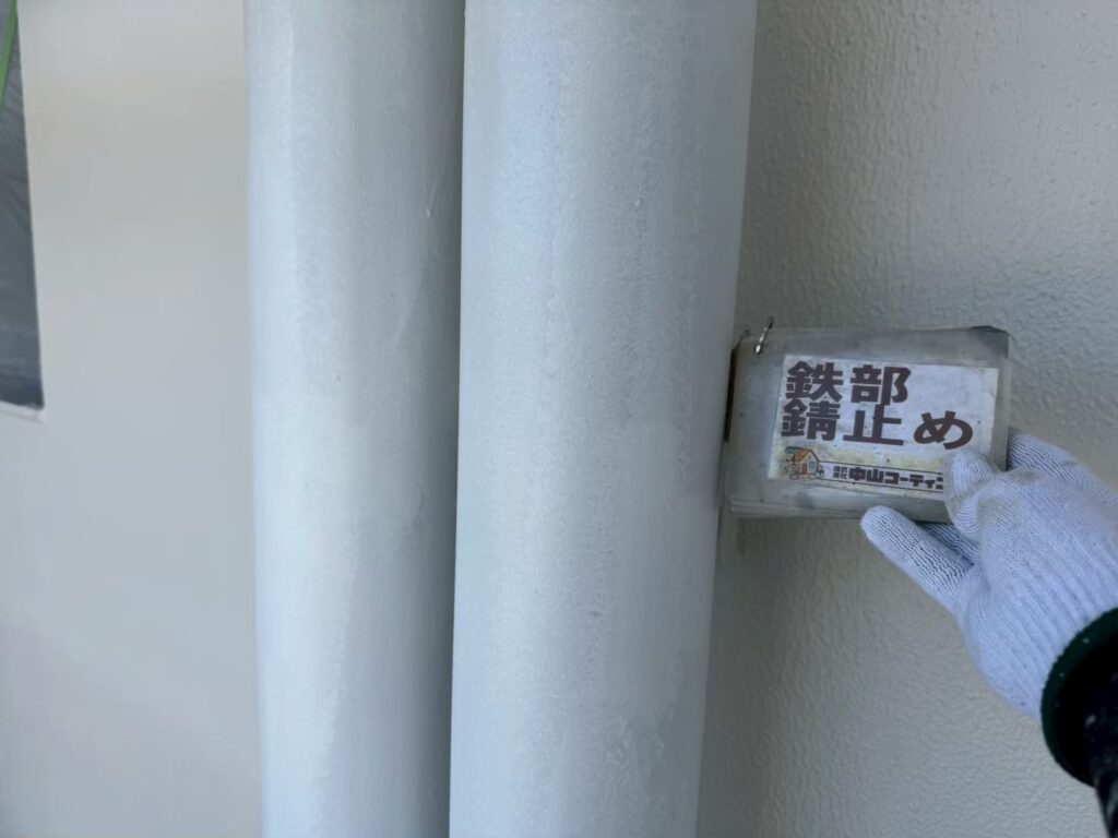 鉄部には錆止めを塗布します