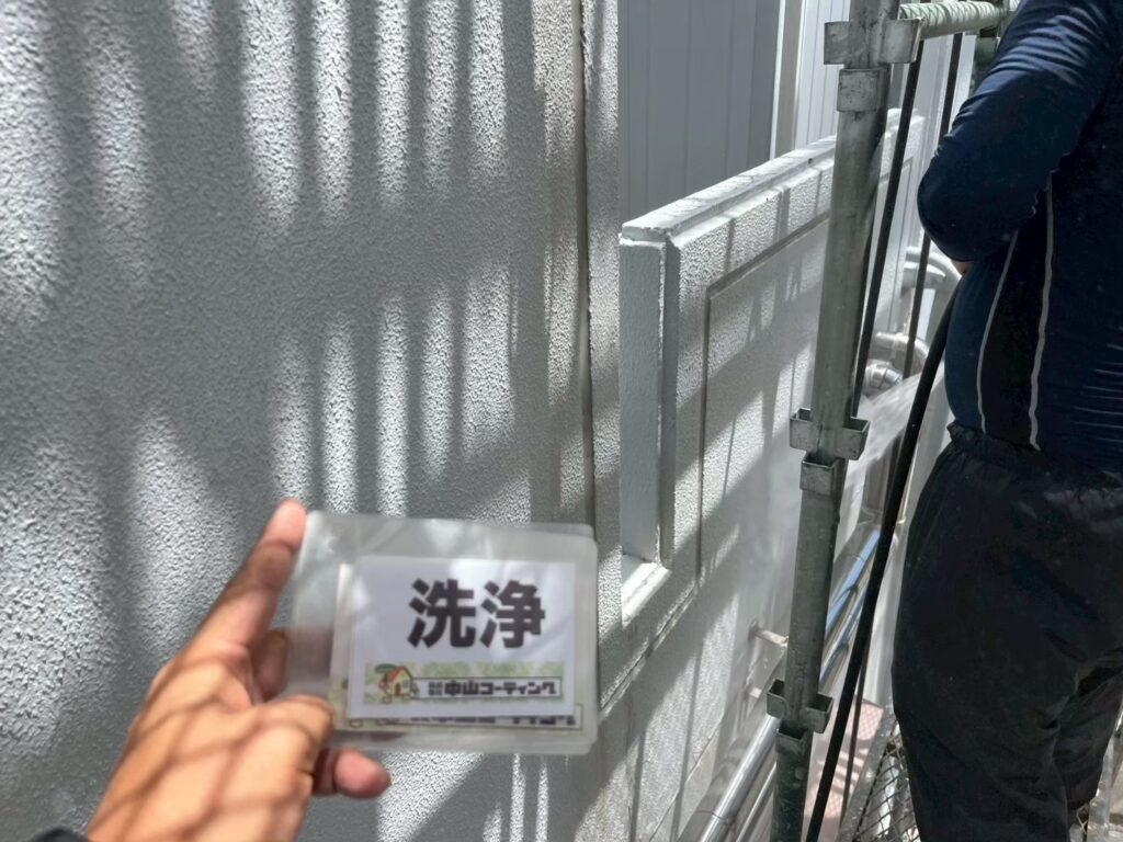 角度を変えて汚れを落とします
