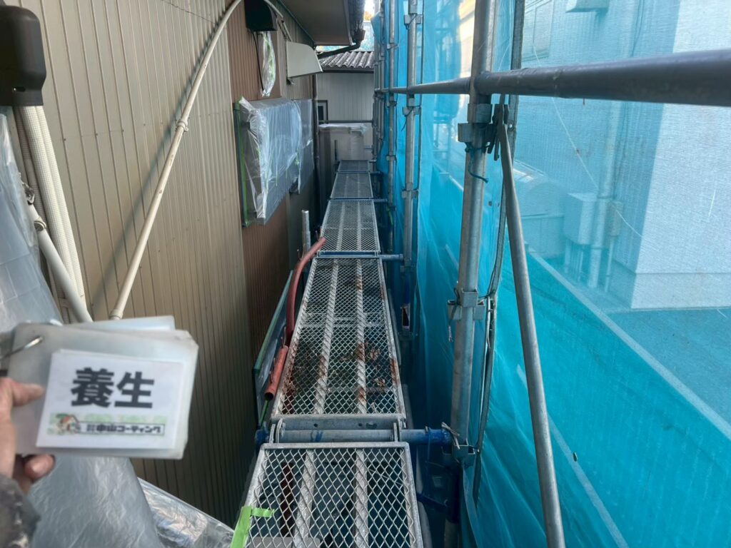 塗装前の養生作業の様子です