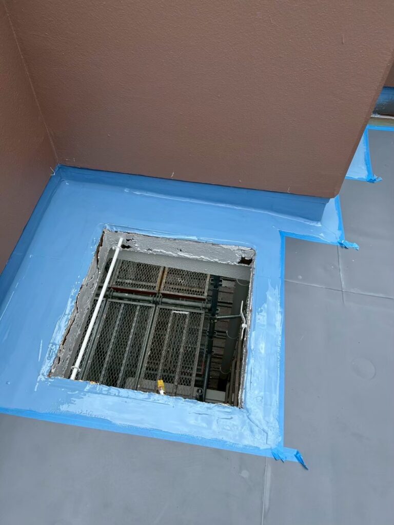 排水溝回りに防水材を塗布しました