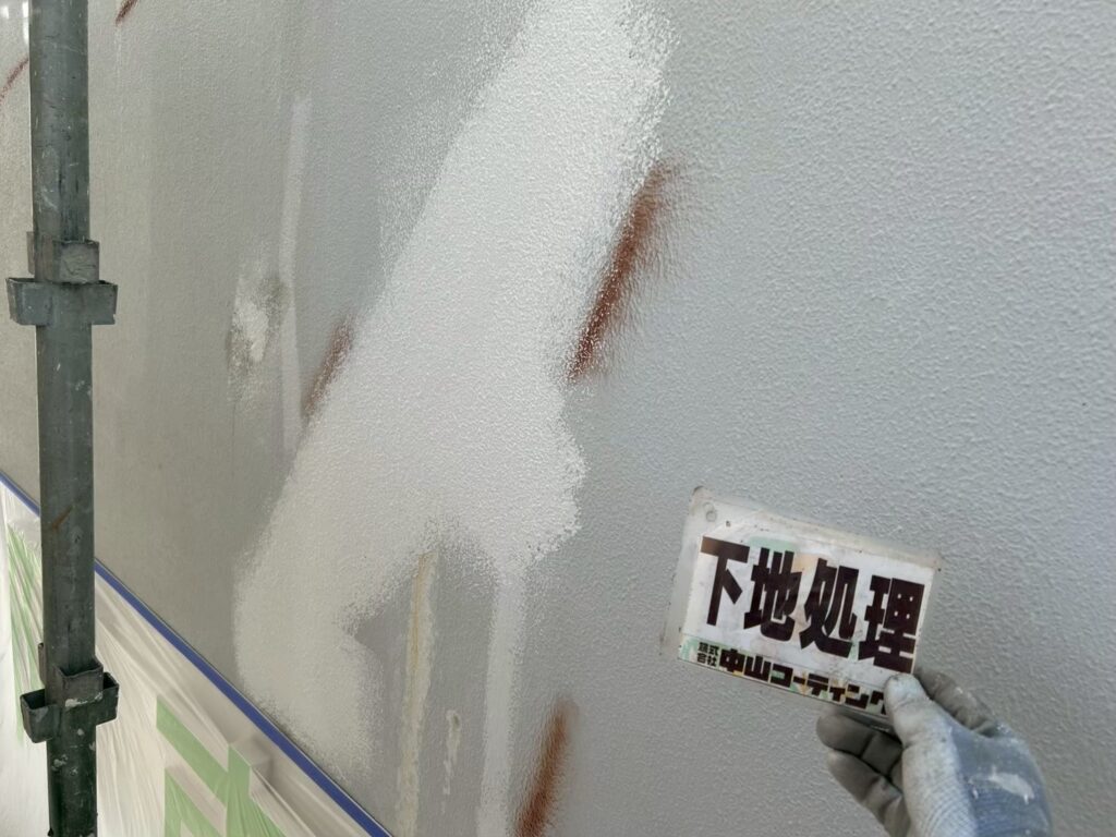 専用の補修材で調整しています