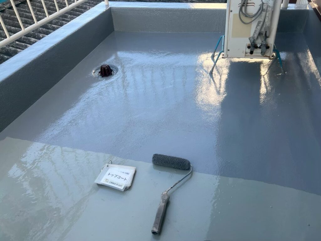 防水層を保護するトップコートを塗布し、表面を仕上げて完了です