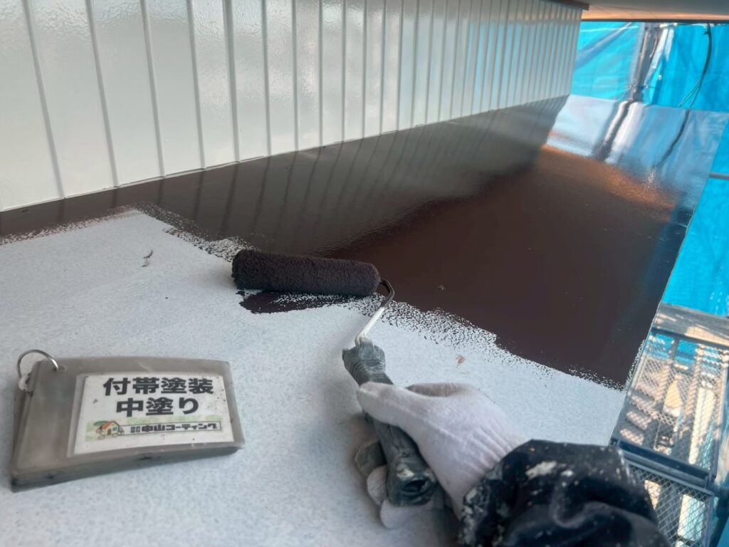 板金庇の中塗りを行っています