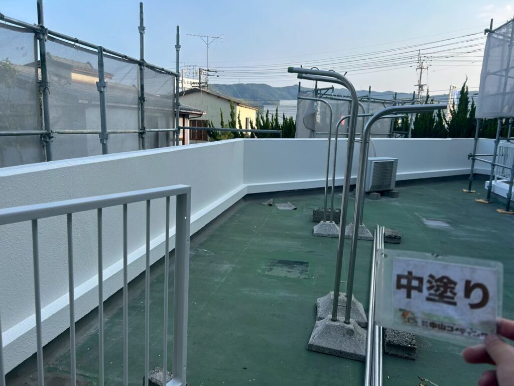 ベランダ部外壁の中塗りです