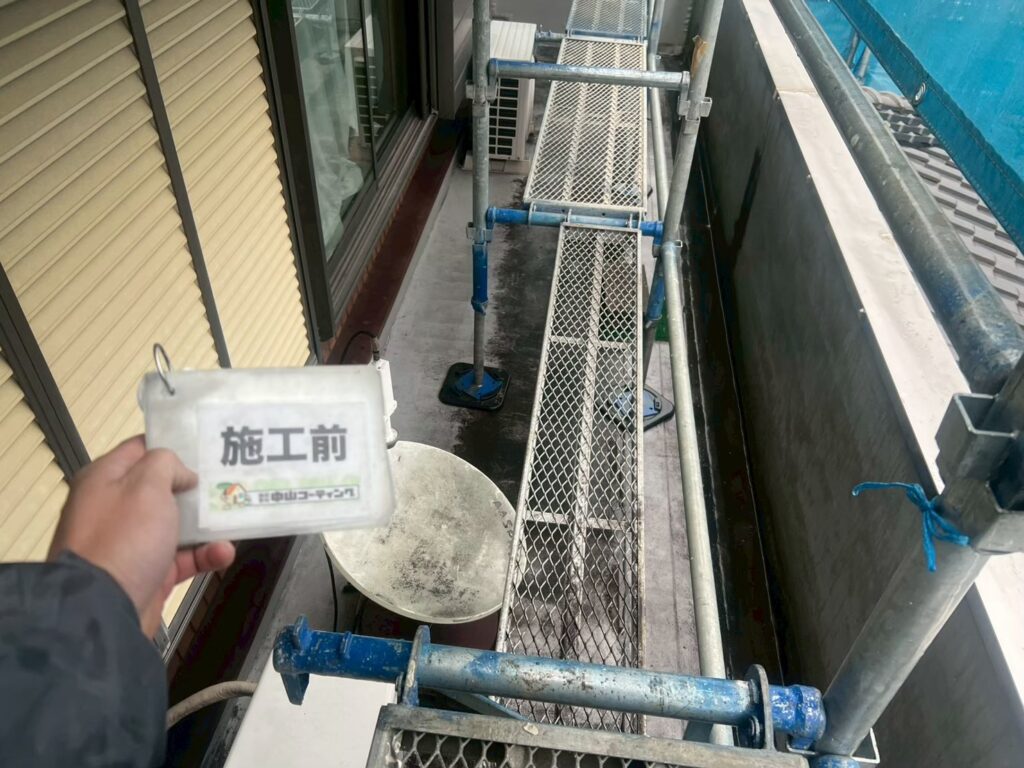 ベランダ床の施工前です。床面に汚れや黒ずみが見られます
