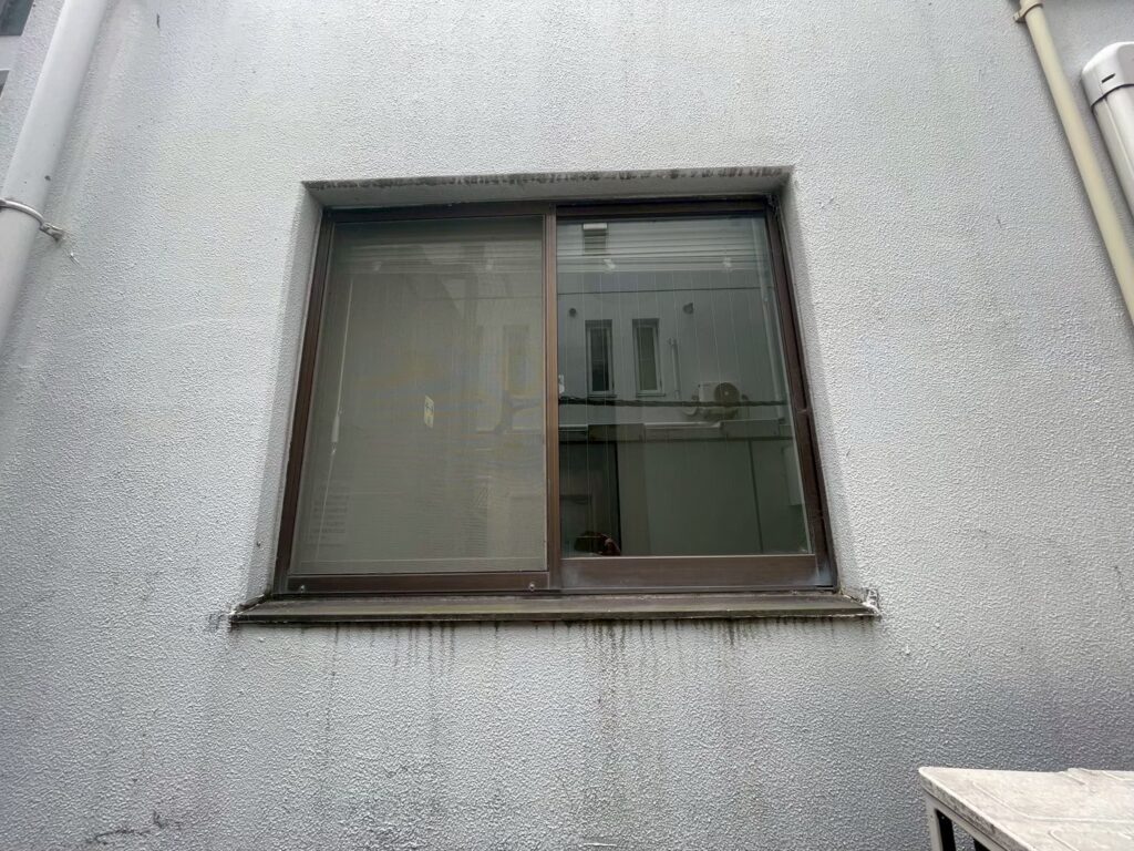 窓サッシ下部には雨だれによる汚れや黒ずみが見られます