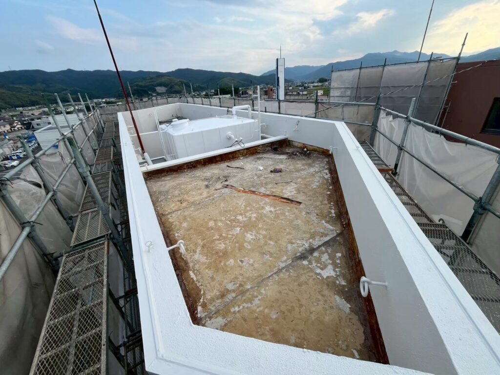 既存のシート撤去後です