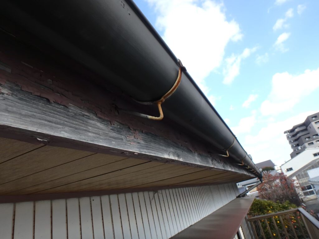 鼻隠しに塗膜の剥がれ、雨樋支持金具に錆が見られました