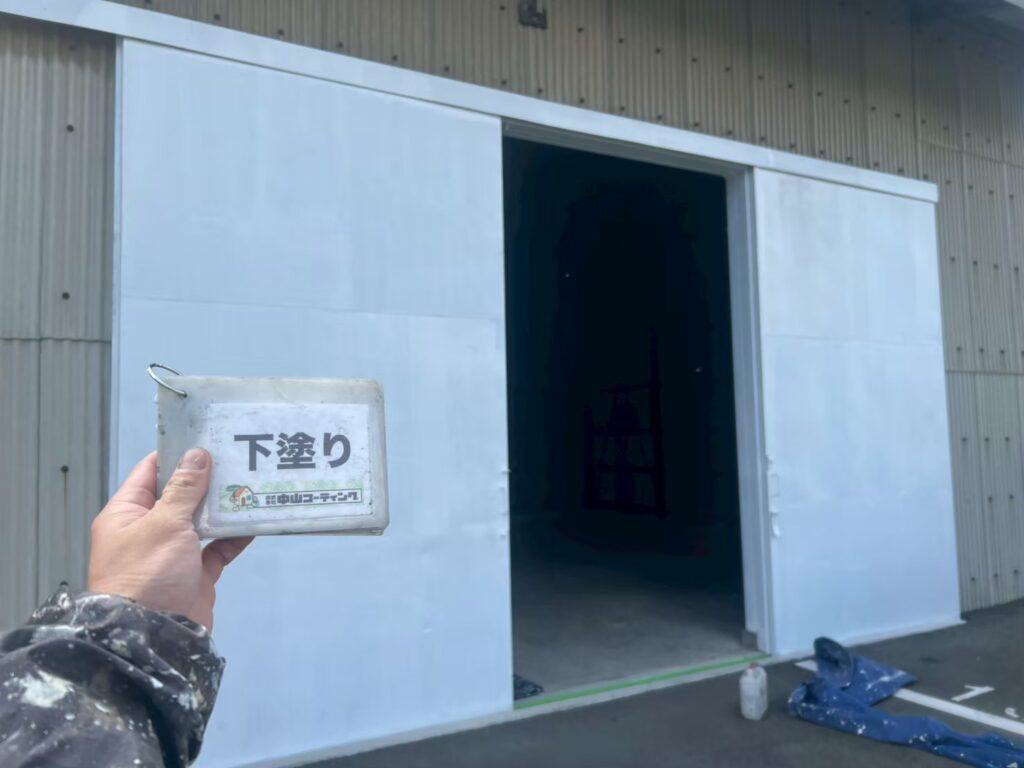倉庫引き戸の下塗り後です