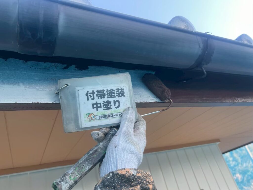破風板の中塗りを行っています