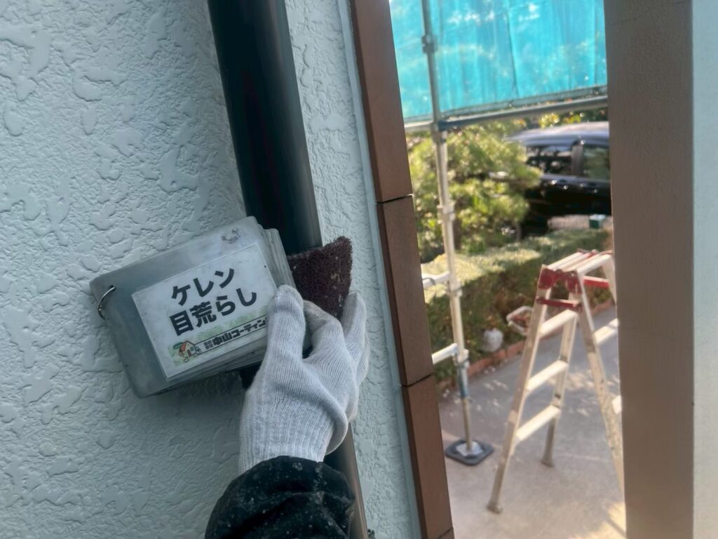 雨樋にケレン目荒しを行います