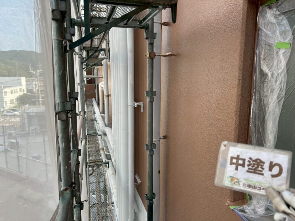 外壁の中塗りです