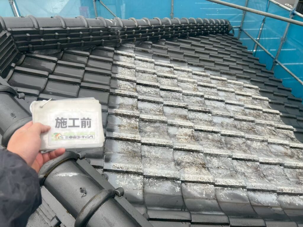 屋根瓦の表面に汚れや黒ずみが広がっている状態です