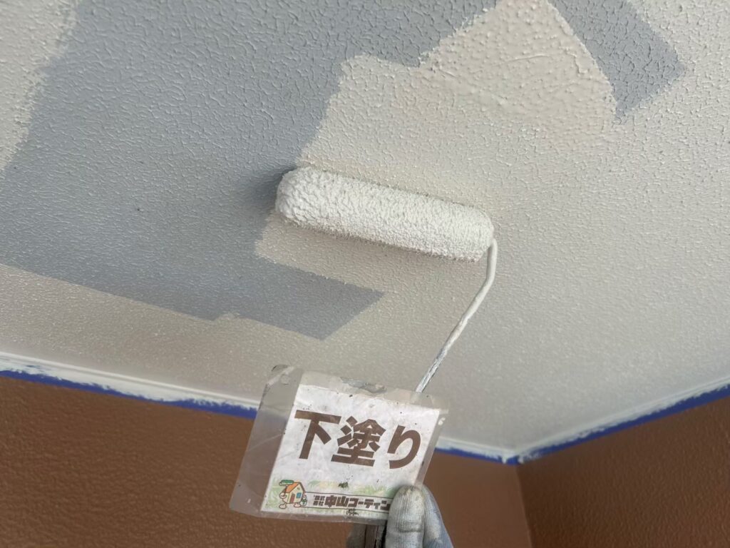 天井部の下塗りです