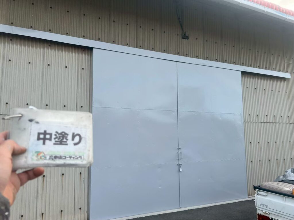 倉庫引き戸の中塗り後です