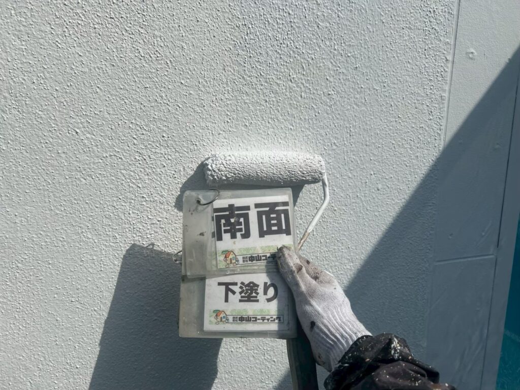 外壁の下塗りを行っている様子です。南面だけでなく、東・西・北面も同様に丁寧に施工しています