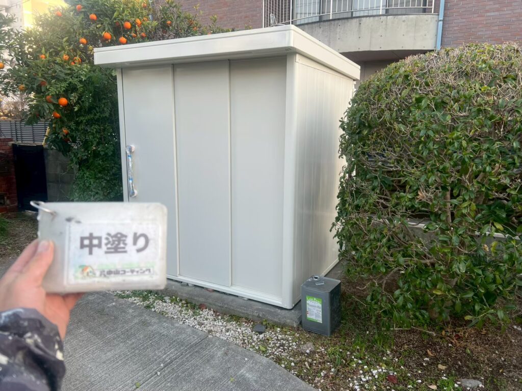 物置の中塗り後です