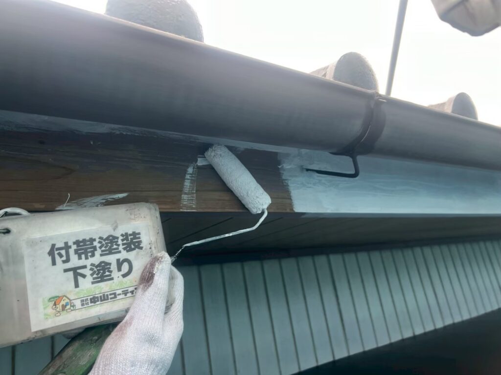 破風板の下塗りを行っています