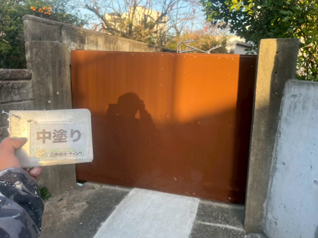 鉄製門扉の中塗り後です