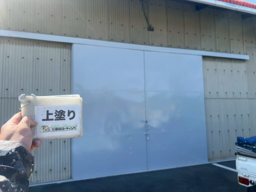 倉庫引き戸の上塗り後です