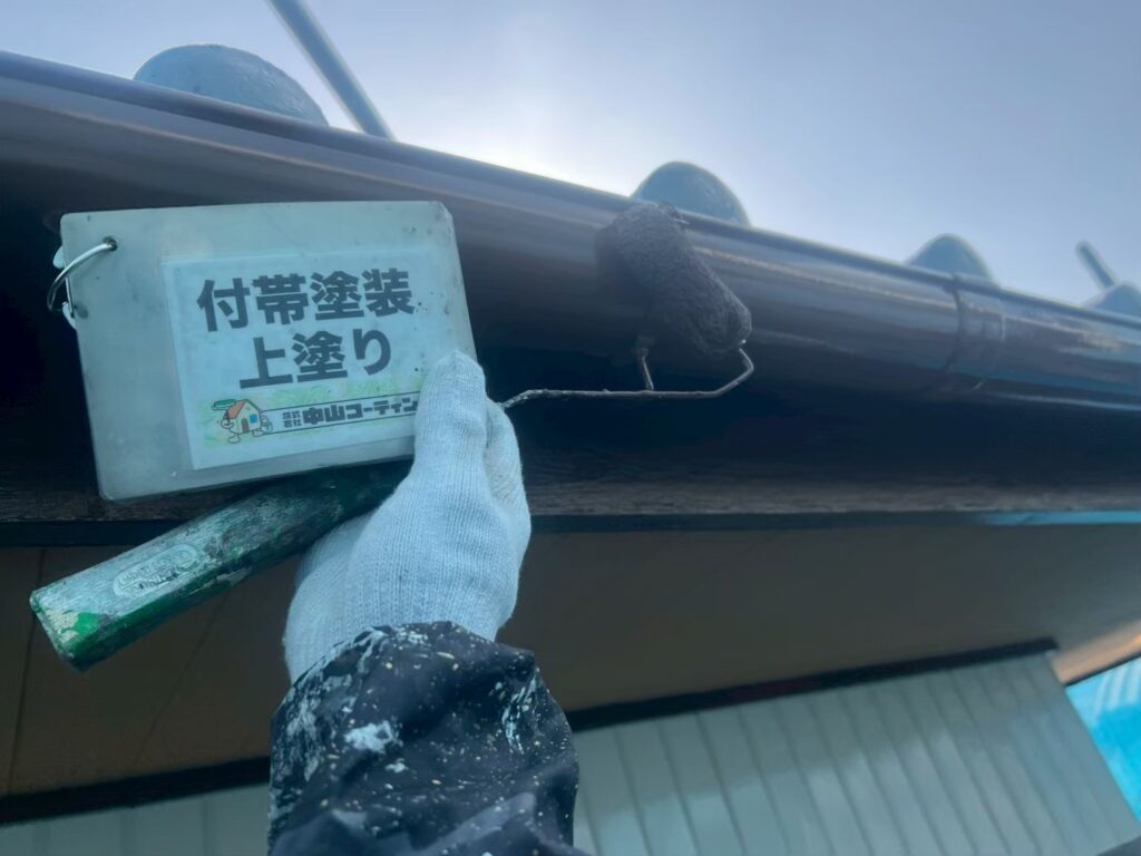 樋の上塗りを行っています