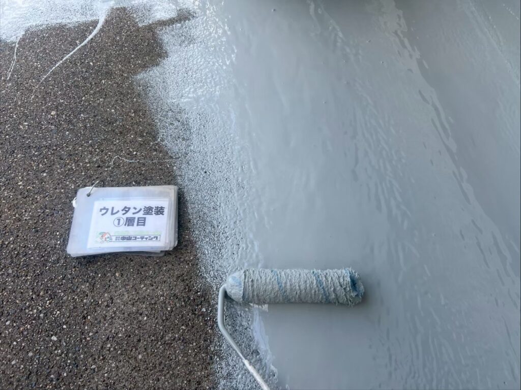 ウレタン防水材の1層目を塗布しています