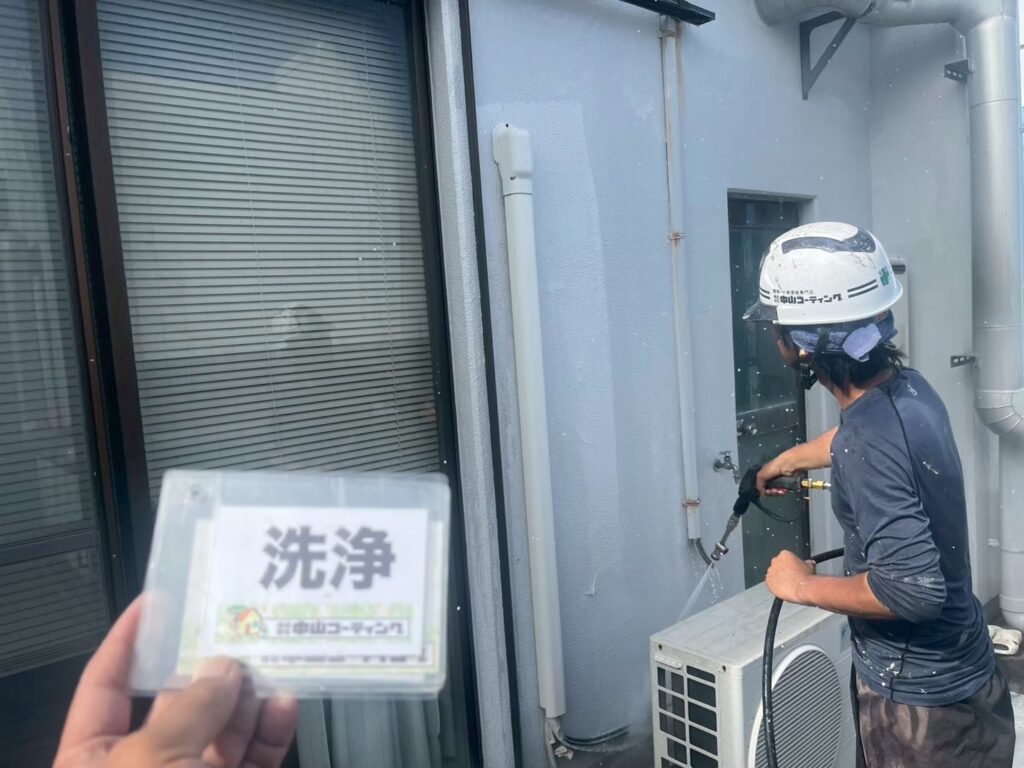 外壁の汚れを落としています