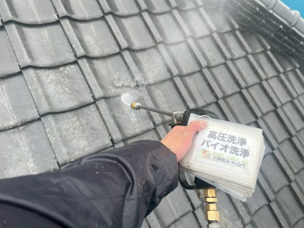 屋根瓦に付着した汚れや苔・藻などを高圧洗浄で洗い流しています