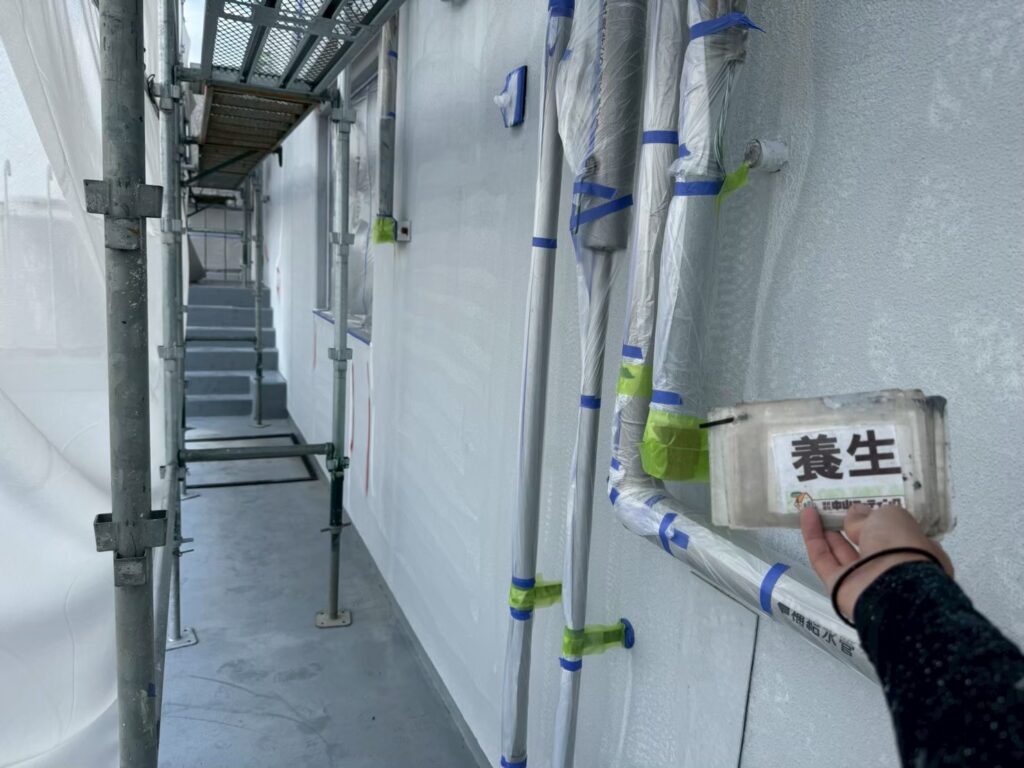 塗料が付着しないようにしっかり養生します