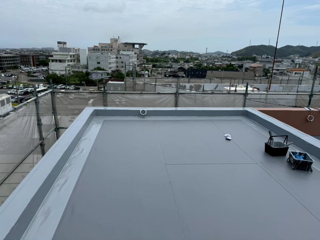 全面に防水シートを張り終えました