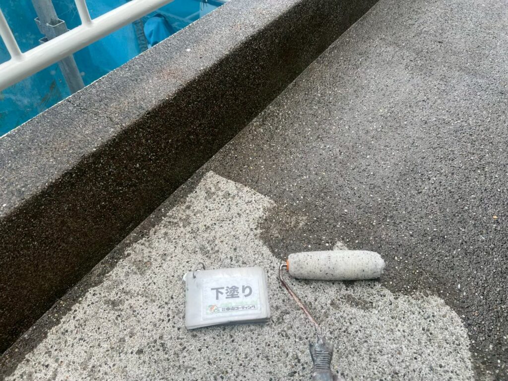 ベランダ床の防水塗装です。下塗りを行っています