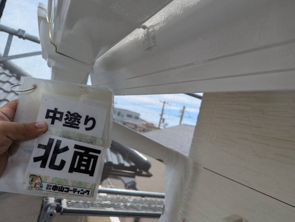 雨樋まわり中塗りします