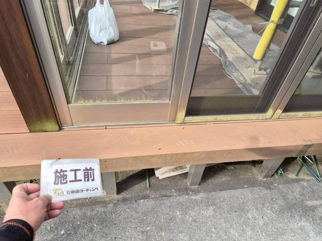 窓や窓枠に苔が付着しています