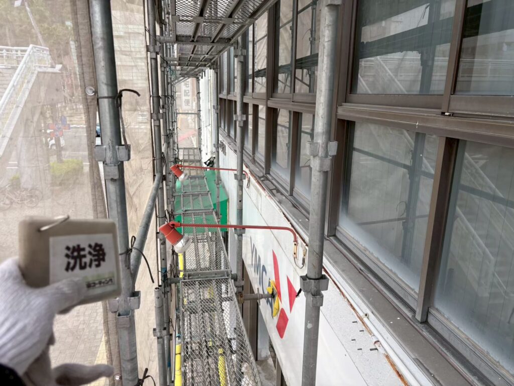 窓まわりや外壁も隅々まで洗浄し、これからの塗装に向けて下地を整えていきます