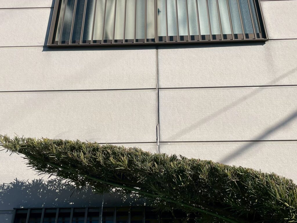 シーリング材の亀裂・部分的な断裂を確認しました