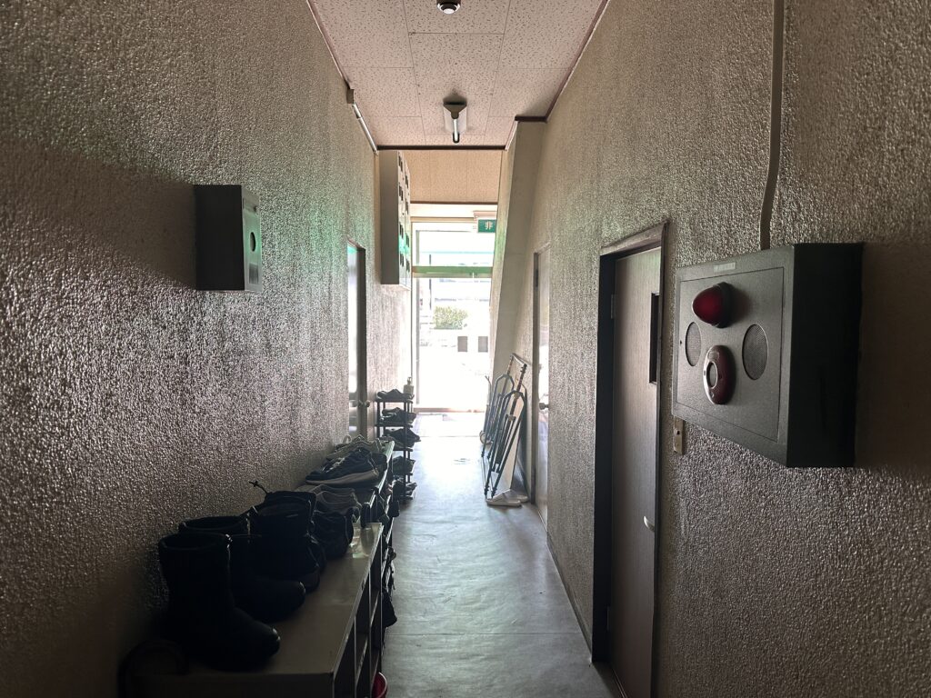 建物内の共用廊下は、壁面を中心に年月の経過による色合いの変化やくすみが見られます