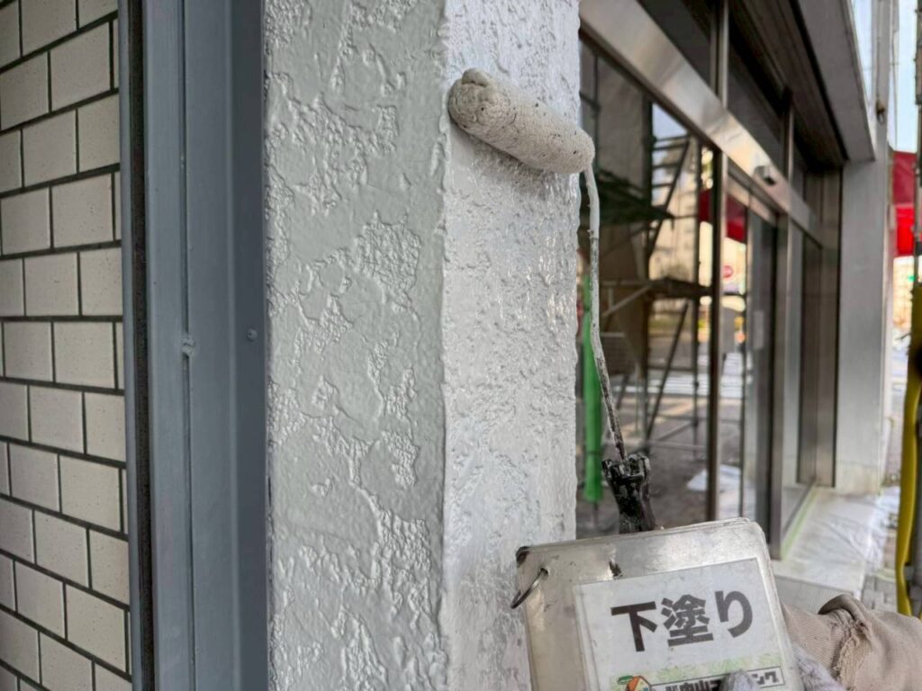 外壁全体に下塗り材を塗布し、次の塗料がしっかり密着するための土台を整えていきます