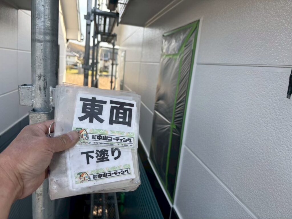 東面の外壁に下塗りを行いました