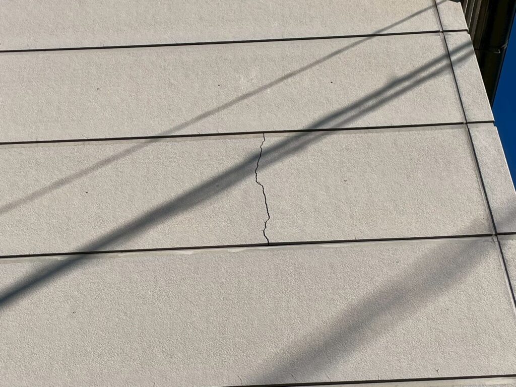 外壁材に縦方向のクラックが確認できました