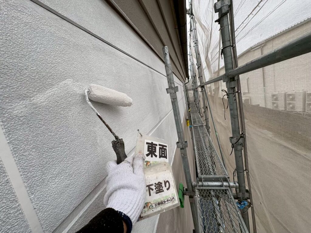 外壁の下塗りを進めています
