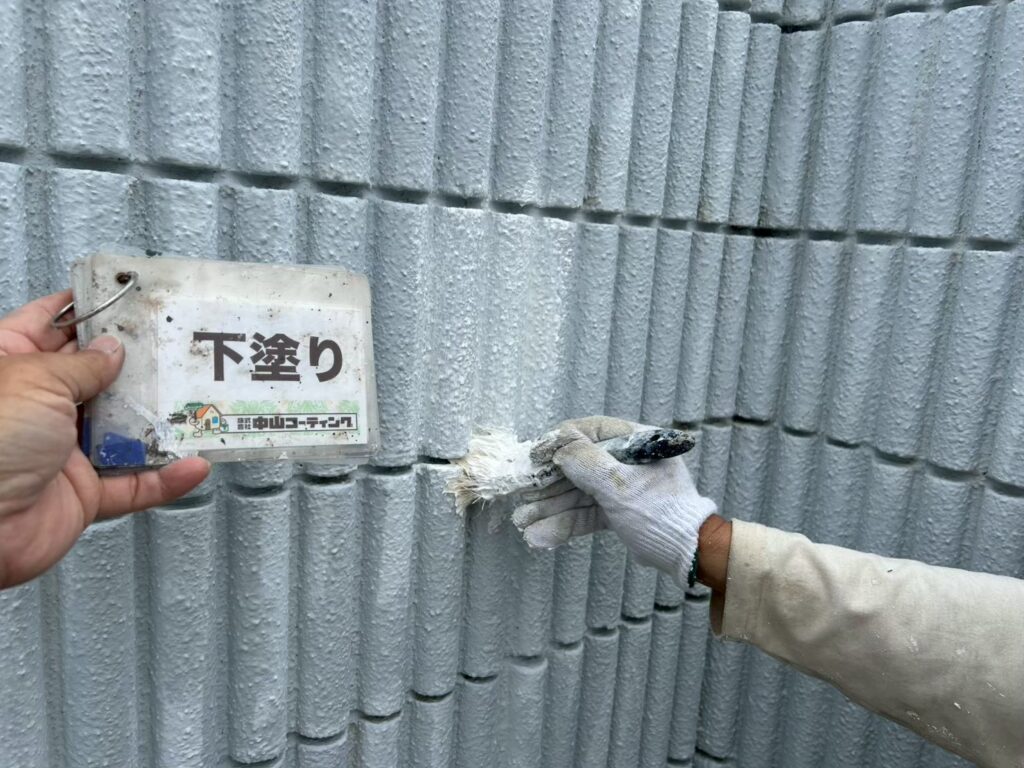 下塗りを行っています