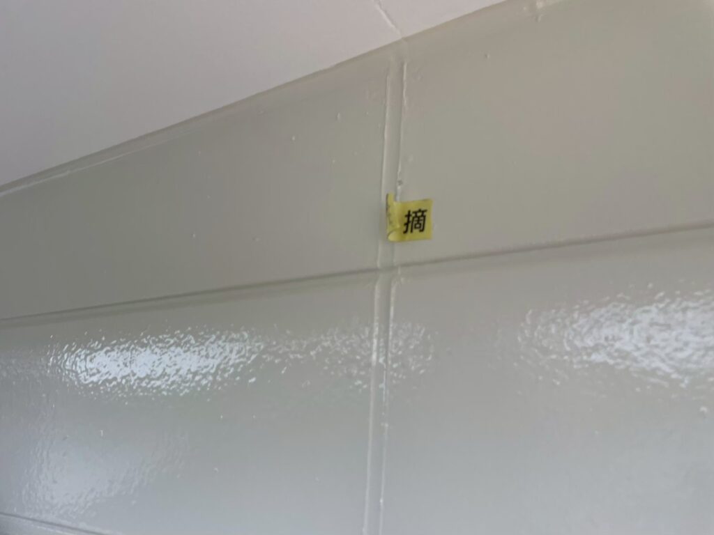 仕上がりが気になる箇所に指摘シールを貼っていきます