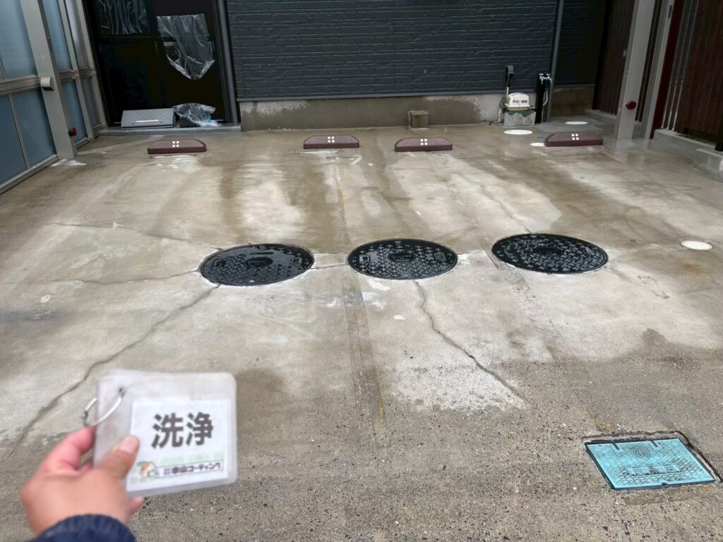 まずは床面をしっかり洗浄し、汚れを落として下地を整えます