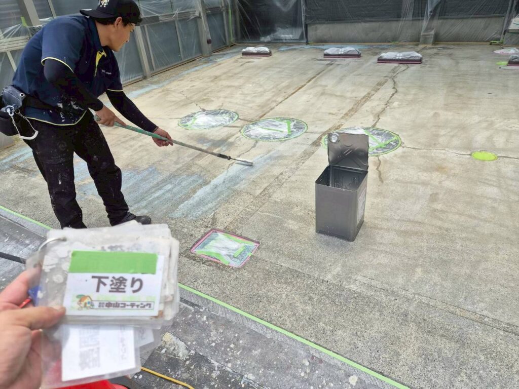 下塗りを行います
