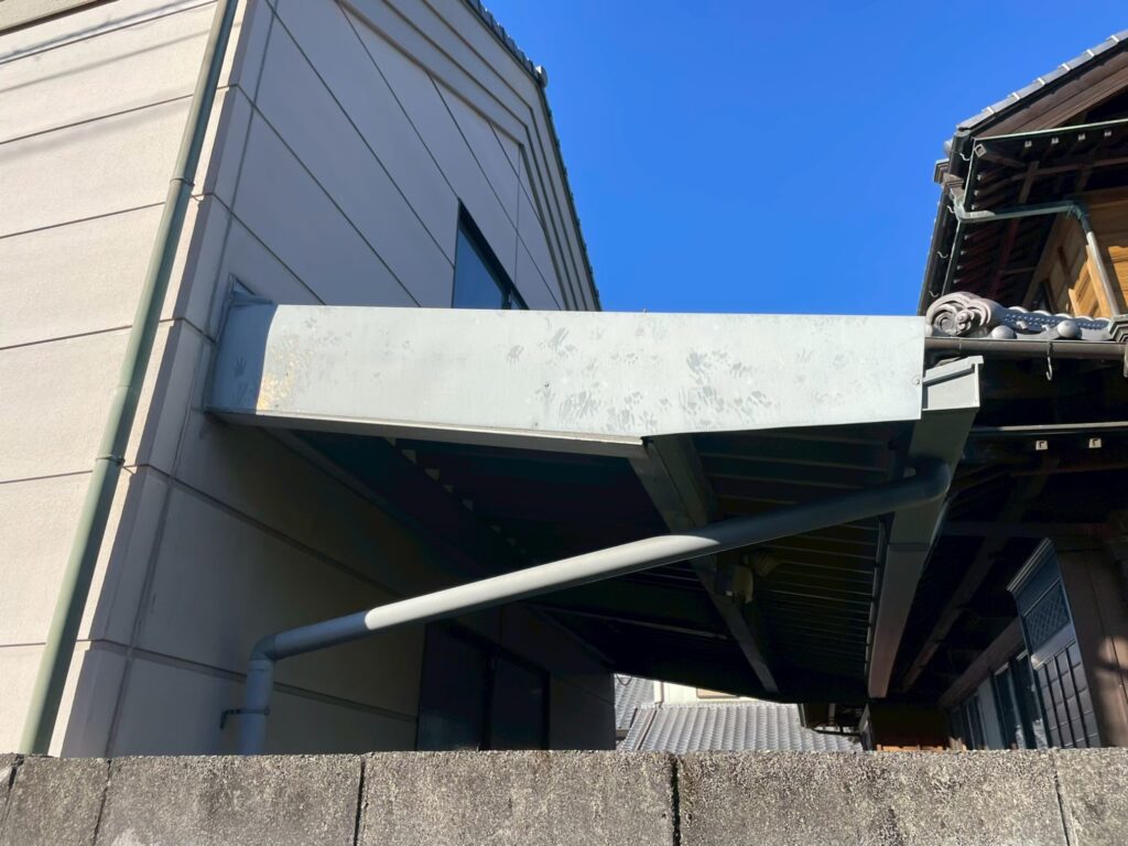表面に汚れや付着跡が見受けられます